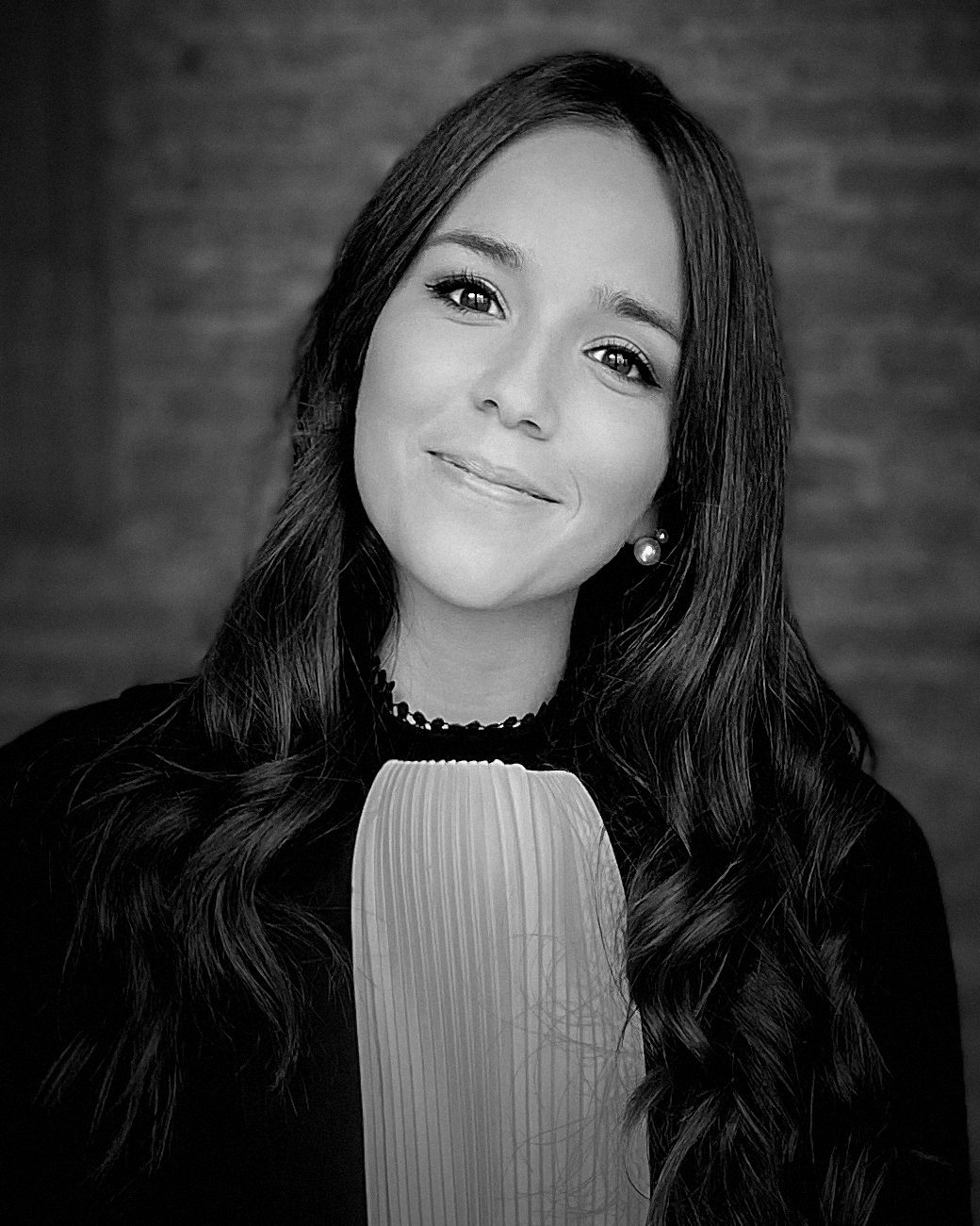Portrait de Laura Glorieux en robe d'avocate, lors de sa prestation de serment