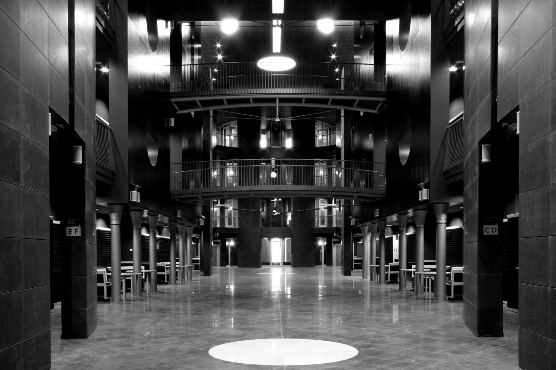 Salle des pas perdus du palais de justice de Mons, avec ses colonnes et ses coursives